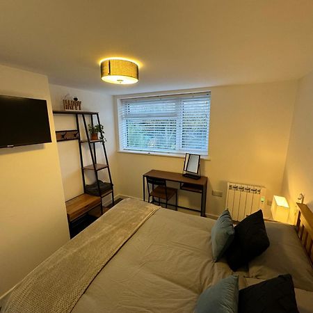 Modern 1 Bed Apartment With Car Parking Bitton Eksteriør bilde