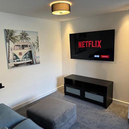 Modern 1 Bed Apartment With Car Parking Bitton Eksteriør bilde