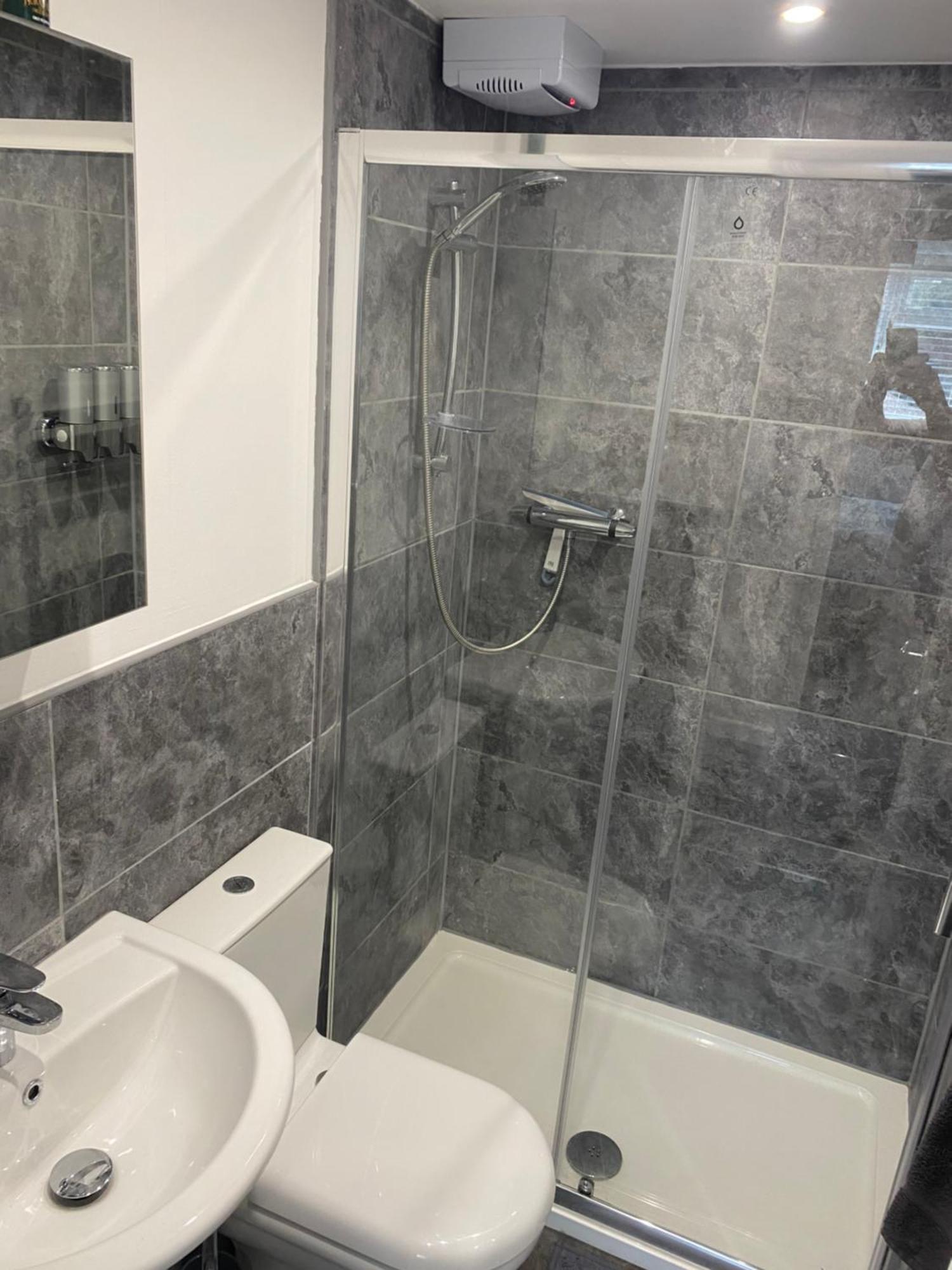 Modern 1 Bed Apartment With Car Parking Bitton Eksteriør bilde