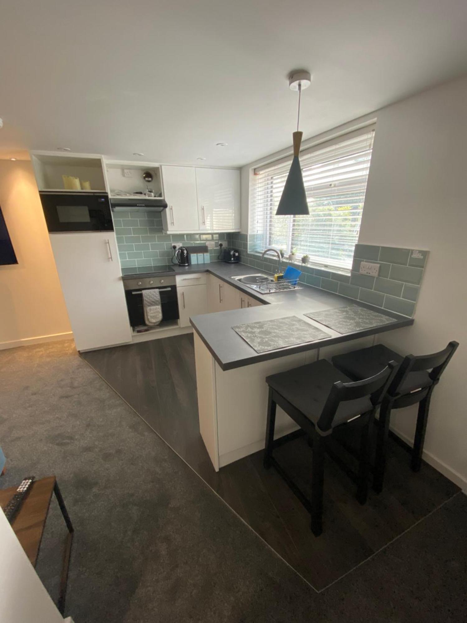 Modern 1 Bed Apartment With Car Parking Bitton Eksteriør bilde