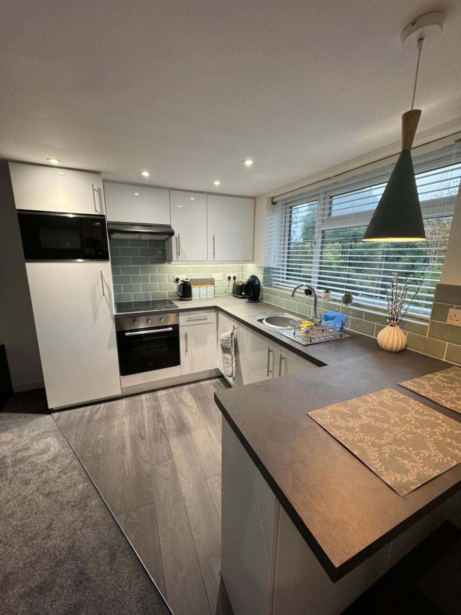 Modern 1 Bed Apartment With Car Parking Bitton Eksteriør bilde